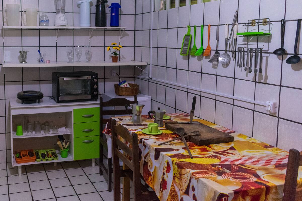 Refrigerador con congelador, microondas, horno y parrilla de estufa