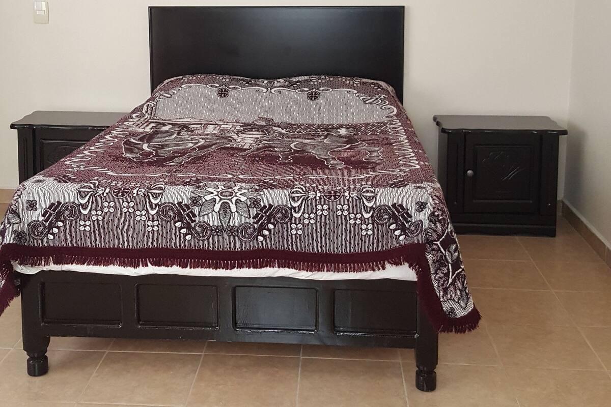 Apartamento, varias camas, vistas al jardín | 3 dormitorios, tabla de planchar con plancha, wifi gratis y ropa de cama