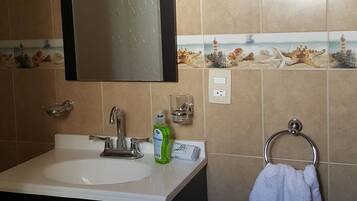Shower, rainfall showerhead, free toiletries, hair dryer