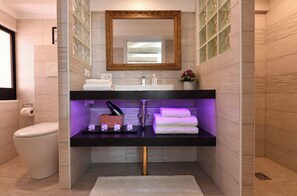 Bruser, hårtørrer, håndklæder