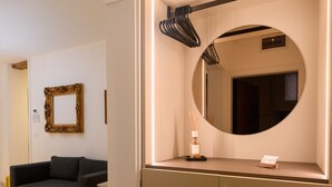 Une pièce moderne avec un canapé, un miroir rond et un meuble.