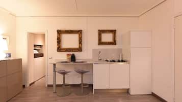 Kühlschrank, Mikrowelle, Wasserkocher mit Kaffee-/Teezubehör