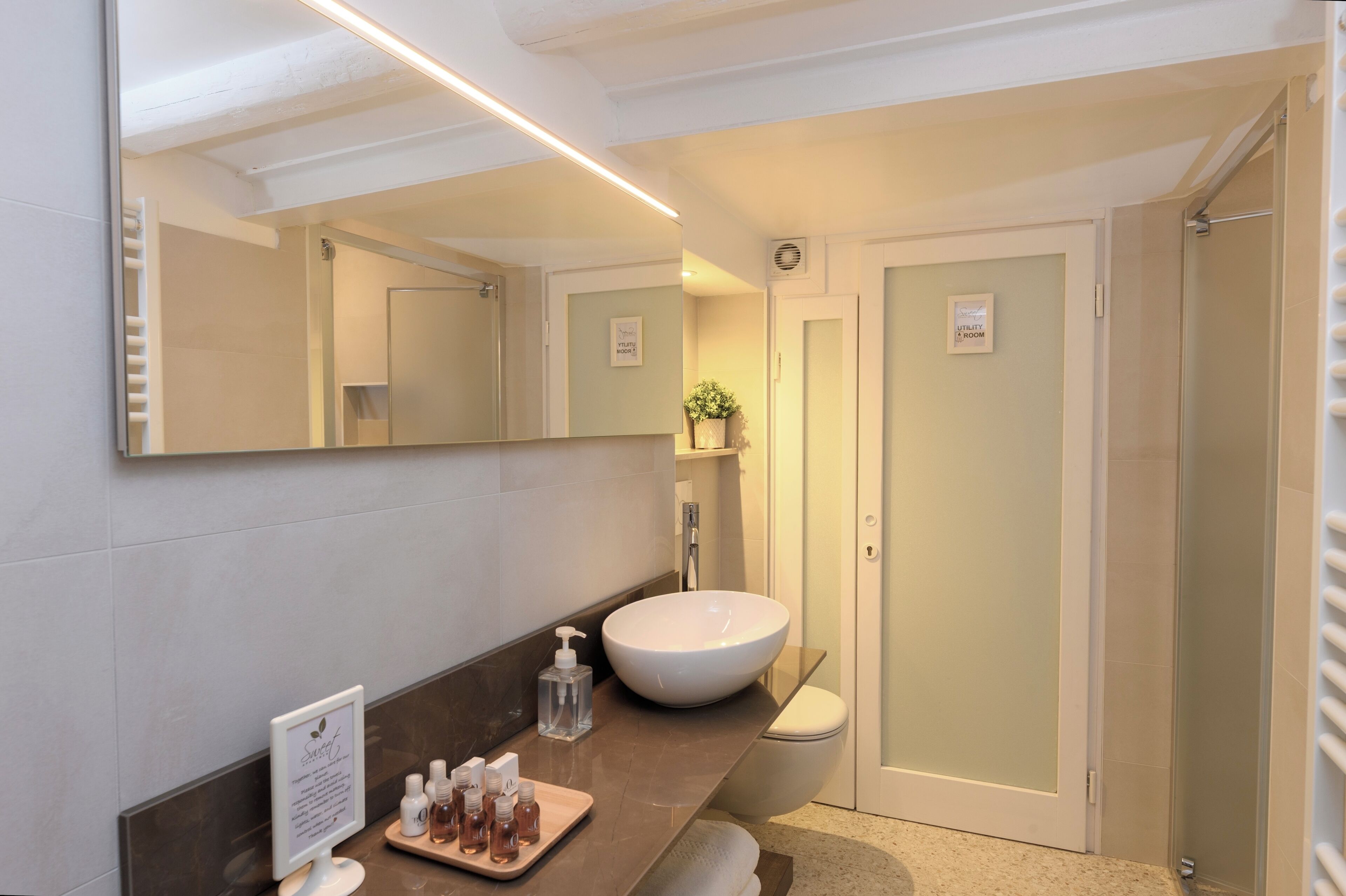 Sèche-cheveux, chaussons, serviettes fournies, savon