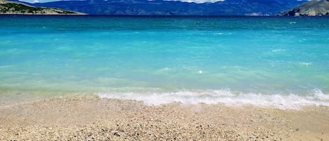 Perto da praia, espreguiçadeiras