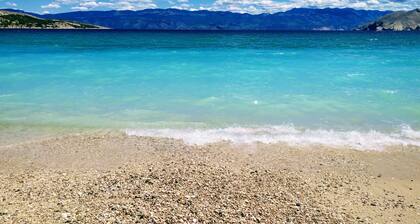 Apartment Njivice for 2 persons, 3 star "Lilis" apartment