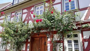A traditional half-timbered house with a wooden door and a vine-covered entrance. - Odenwald Lounge in the Bergstraße-Odenwald Nature Park (Reichelsheim (Odenwald))
