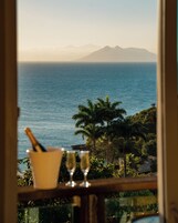 Deluxe Room, Sea View | Minibar, free WiFi, bed sheets