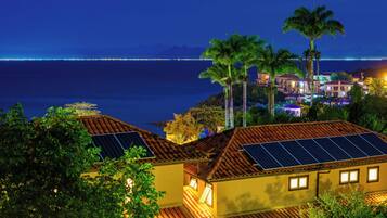 Vista frontal de la propiedad