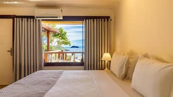 Deluxe kamer, uitzicht op zee | Een minibar, gratis wifi, beddengoed