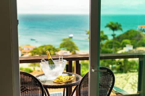 Habitación Deluxe, vista al mar | Minibar, wifi gratis y ropa de cama