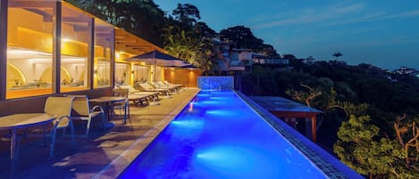 Piscina externa, espreguiçadeiras