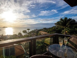 Quarto luxo, vista para o mar | Frigobar, Wi-Fi de cortesia, roupa de cama