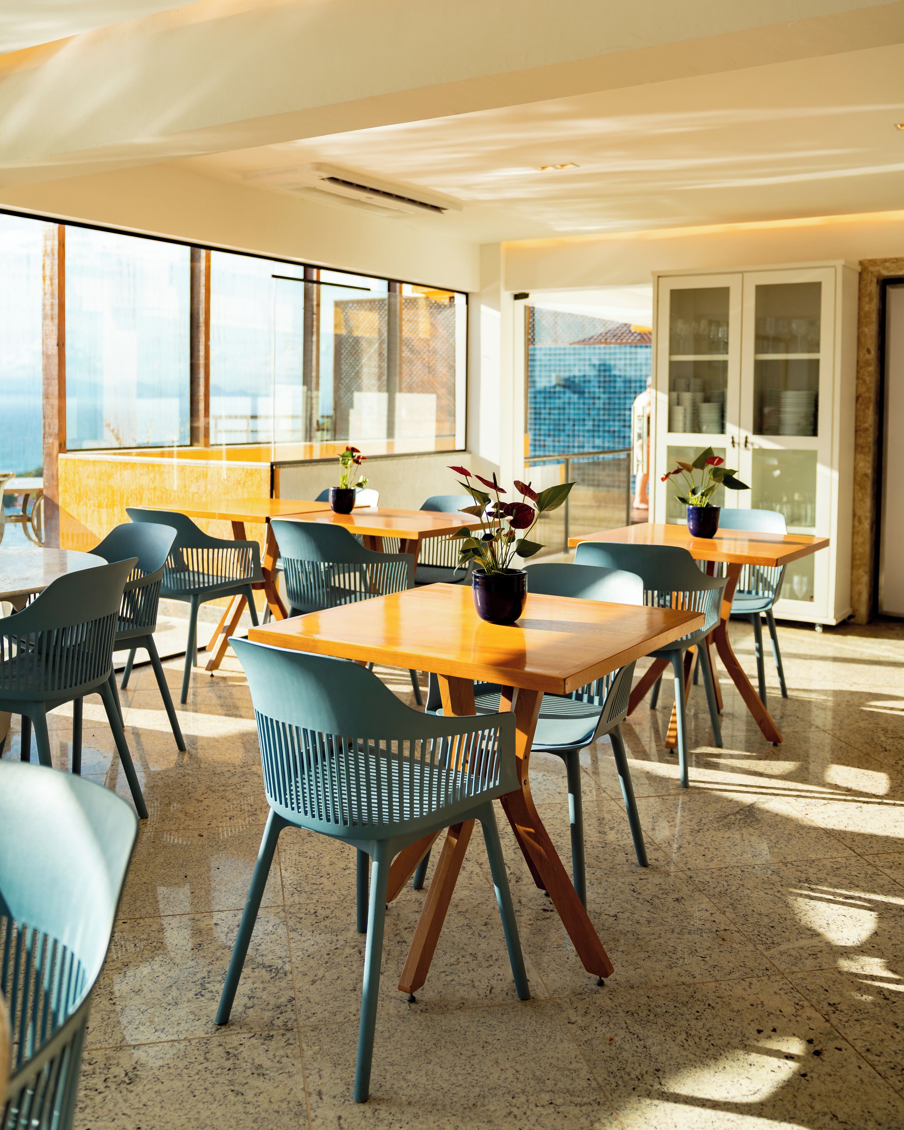 Un comedor amplio con techos altos, ventanas grandes y vistas a la ciudad.