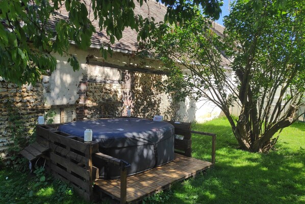 Outdoor spa tub
