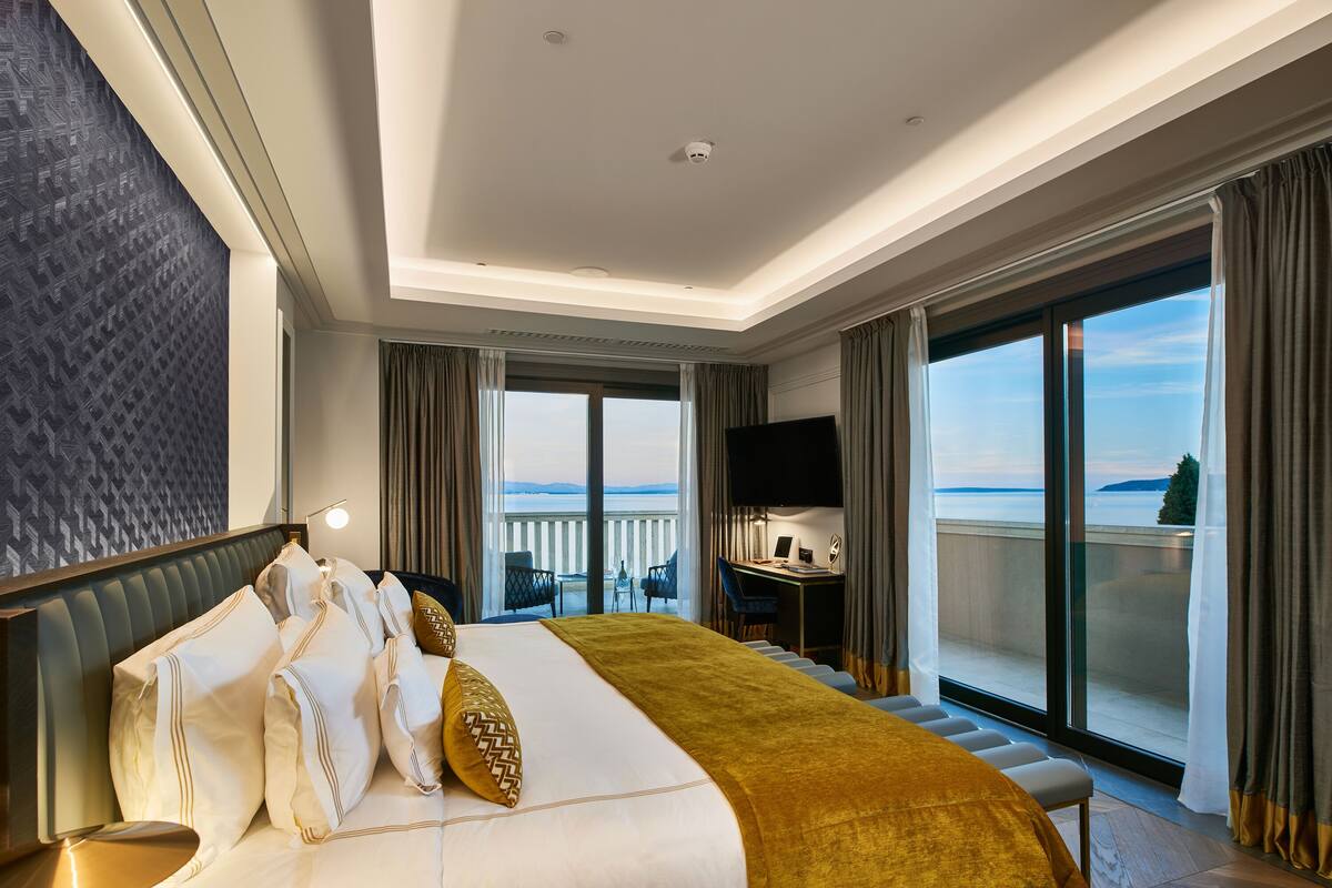 Junior Suite, Sea View | Egyptian cotton sheets, premium bedding, free minibar, in-room safe