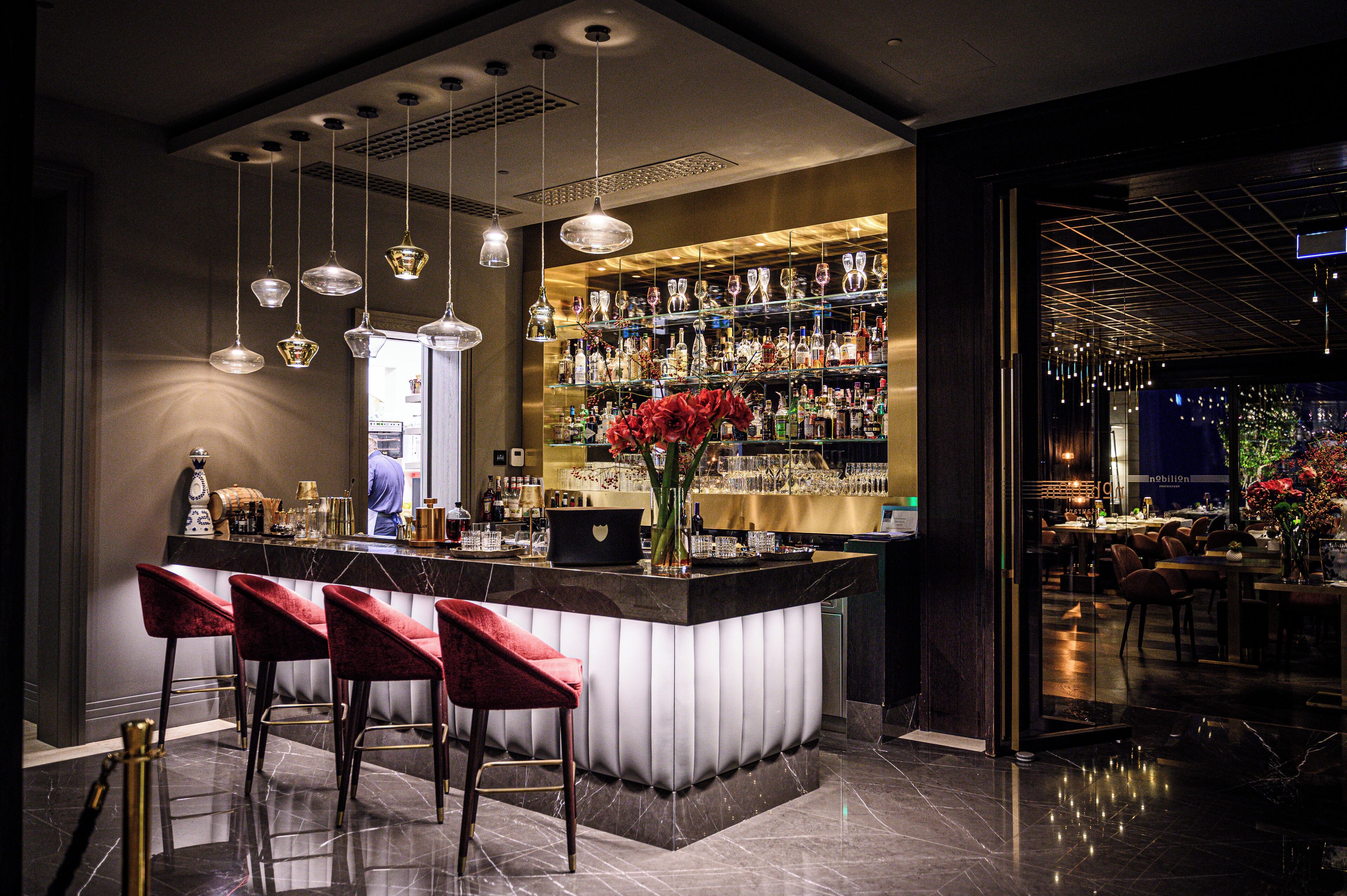 3 bars/lounges, lobby lounge