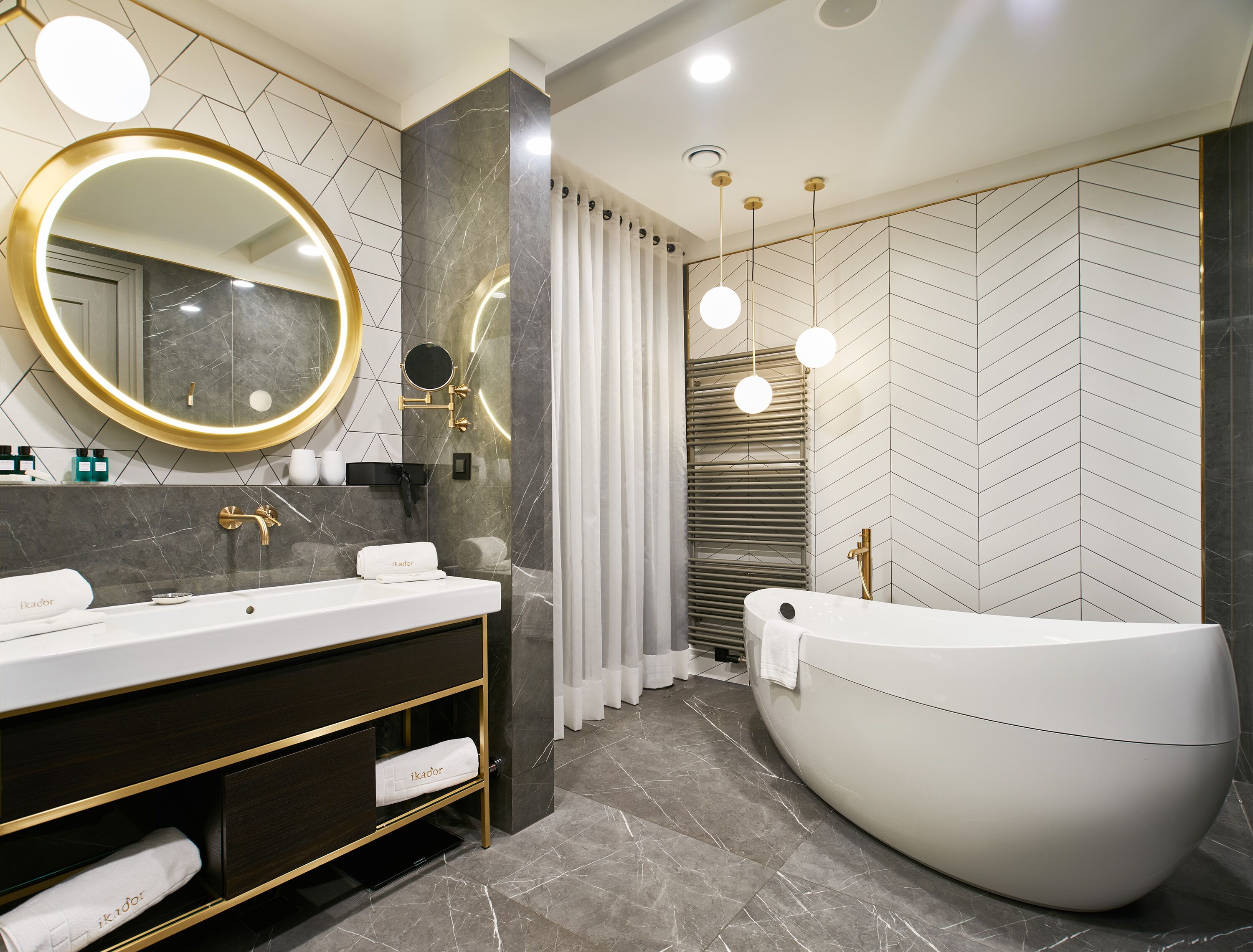 royal suite, sea view | deep-soaking bathtub
