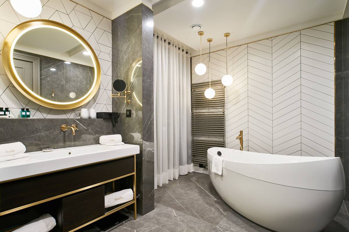 royal suite, sea view | deep-soaking bathtub