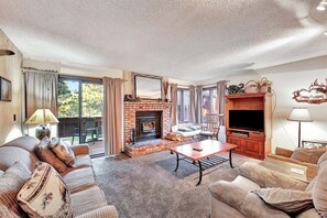 Televisión y chimenea 