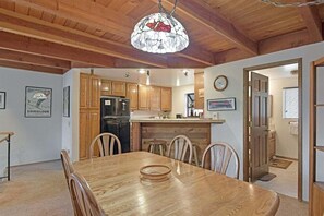 Dining - Snowflower 11: Near Mammoth Creek &  The Snowcreek (Mammoth Lakes)