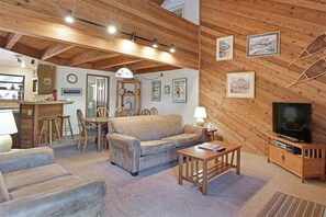TV, fireplace, stereo - Snowflower 11: Near Mammoth Creek &  The Snowcreek (Mammoth Lakes)