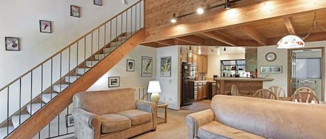 Fernseher, Kamin, Stereoanlage