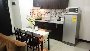 Kühlschrank, Mikrowelle, Herdplatte, Wasserkocher