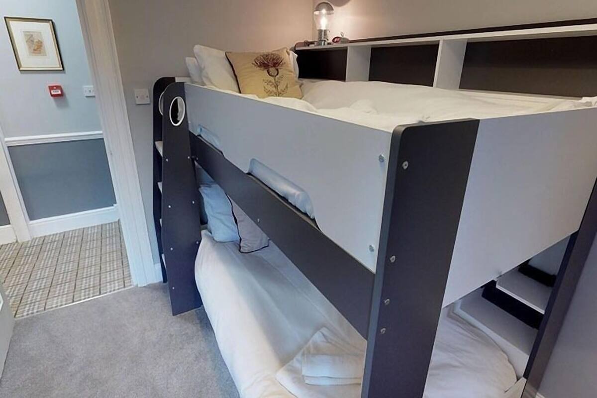 ห้องทวิน, ห้องน้ำในตัว (The Bunk Bed Room)