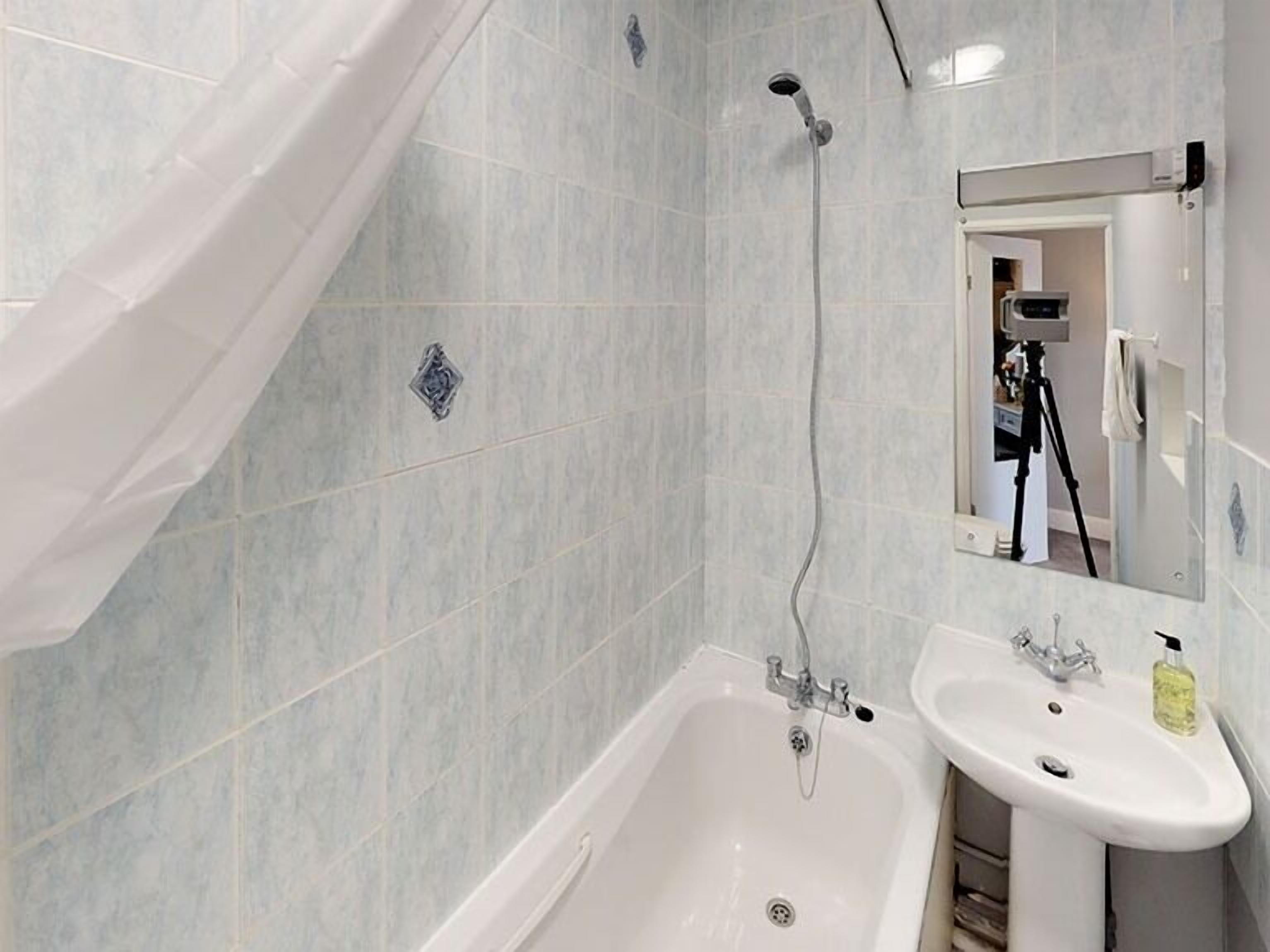 Ein Badezimmer mit einer Badewanne, einem Waschbecken und einer Dusche.