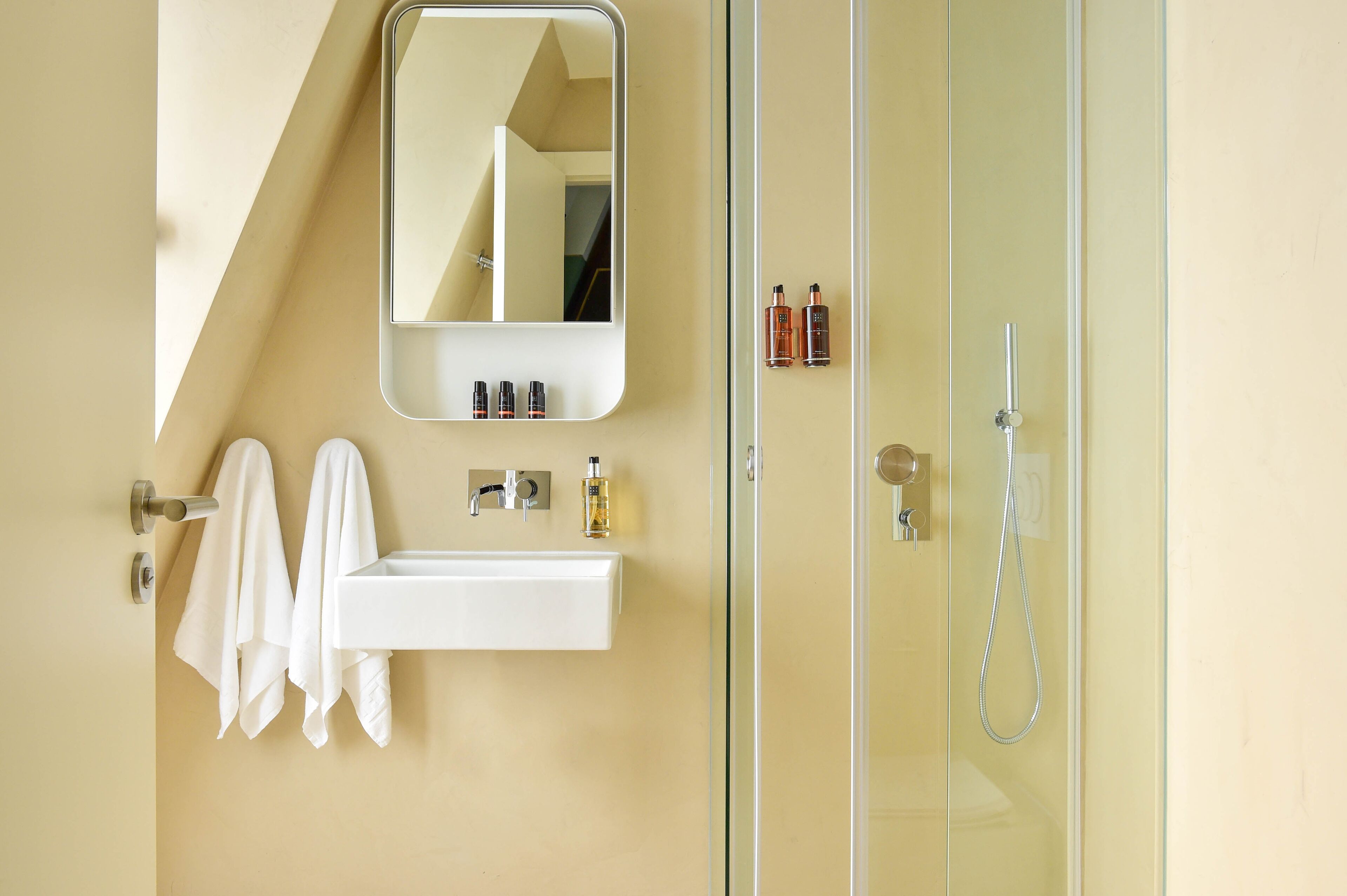 shower, free toiletries, hair dryer, towels