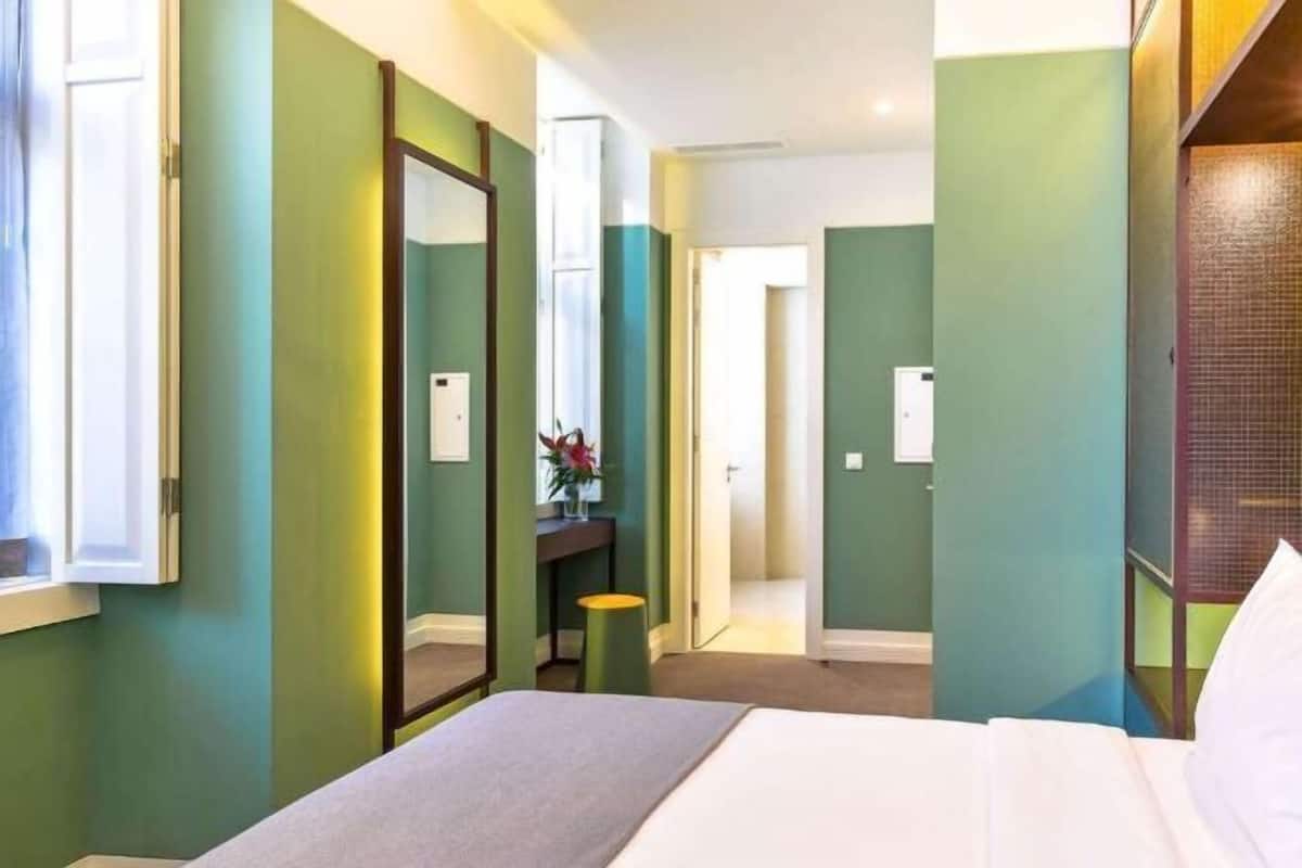 Frigobar, cofres nos quartos, escrivaninha, quartos à prova de som