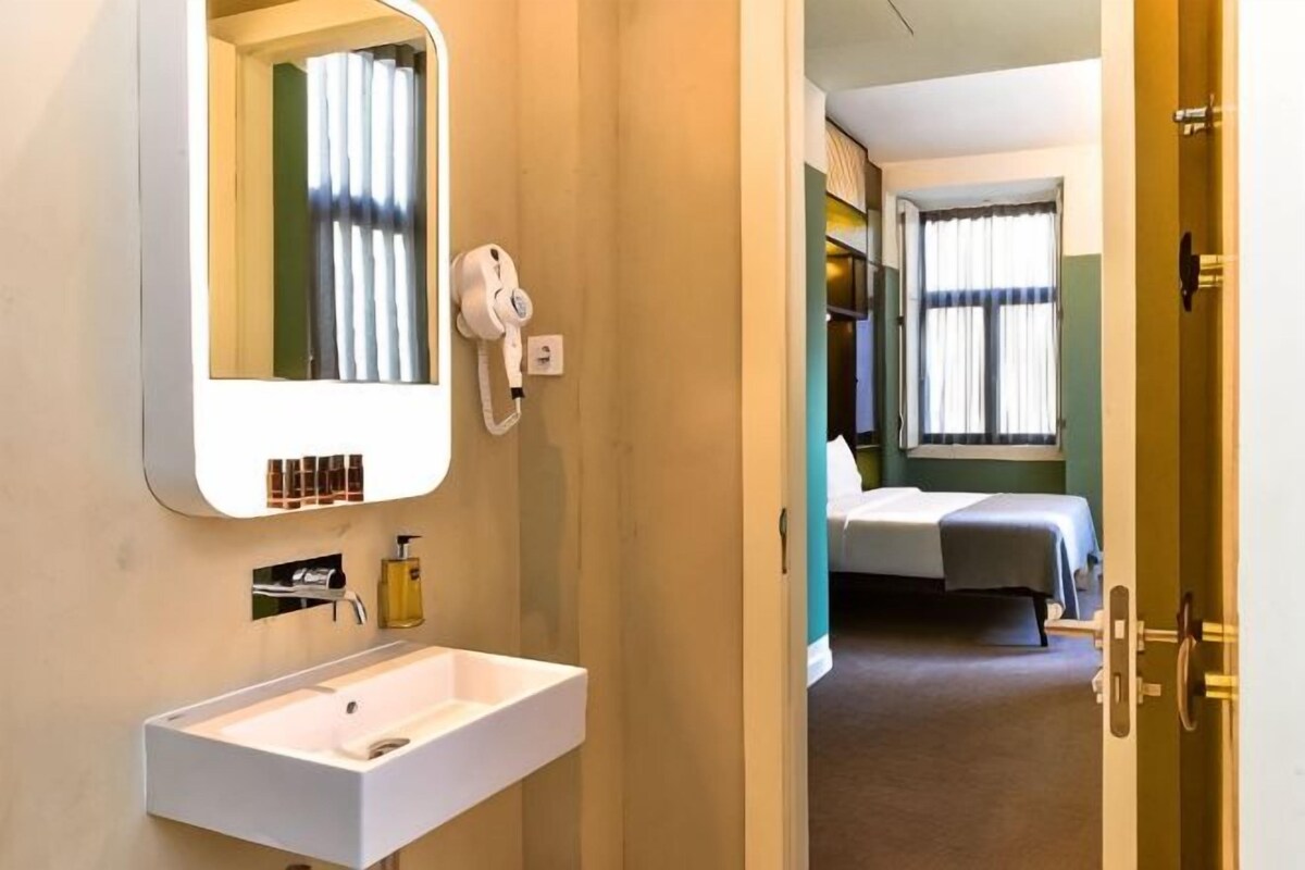 Ducha, artículos de higiene personal gratuitos y secador de pelo