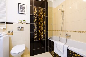 Apartamento Business | Baño | Ducha y bañera combinadas y toallas