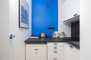 Apartment | Private kitchen | Fridge, stovetop, coffee/tea maker, electric kettle - Riverside Comfort Studio (Warsaw)