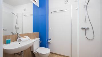 Apartment | Bathroom | Shower, free toiletries, hair dryer, towels