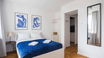 Apartment | Hypo-allergenic bedding, individually decorated, individually furnished