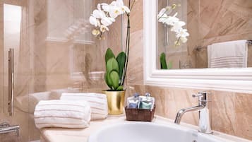 Articles de toilette gratuits, sĂšche-cheveux, chaussons