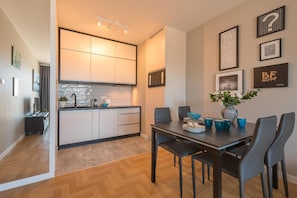 Fridge, oven, stovetop, coffee/tea maker - P&O Apartments Konstruktorska 2 (Warsaw)
