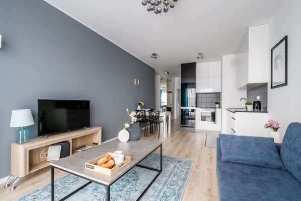 Apartamento Confort | Zona de estar | Una televisión de pantalla plana