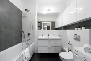 Apartamento Confort | Baño | Bañera, artículos de higiene personal gratuitos y toallas
