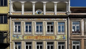 A building with a balcony, a sign reading "LOIZ SOARES," and a colorful mural. - My Story Apartments Porto - Santa Catarina (Porto)