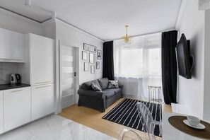 Lägenhet Comfort - utsikt mot staden | Vardagsrum | 30-tums platt-tv med kabelkanaler, tv och Netflix