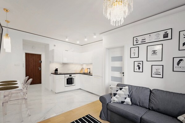 Comfort Apartment, City View | Living room