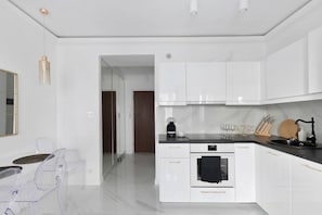 Departamento Confort, vista a la ciudad | Cocina privada | Refrigerador, horno, parrilla de estufa y lavavajillas 