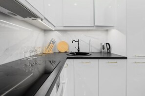 Lägenhet Comfort - utsikt mot staden | Eget kök | Kylskåp, ugn, spishäll och diskmaskin