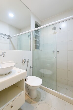 Appartement, niet-roken | Badkamer | Een douche, een haardroger, handdoeken, shampoo