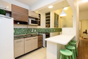 Apartamento, para não fumantes | Cozinha privada | Geladeira, micro-ondas, cooktop, torradeira