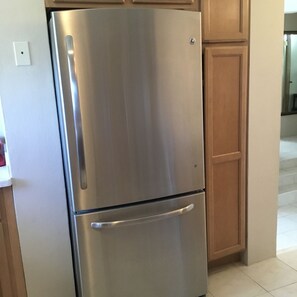 Traditional Apartment, 1 King Bed with Sofa bed, Valley View | Private kitchen | Fridge, microwave, oven, stovetop - Central Apartment (Devonshire Parish)