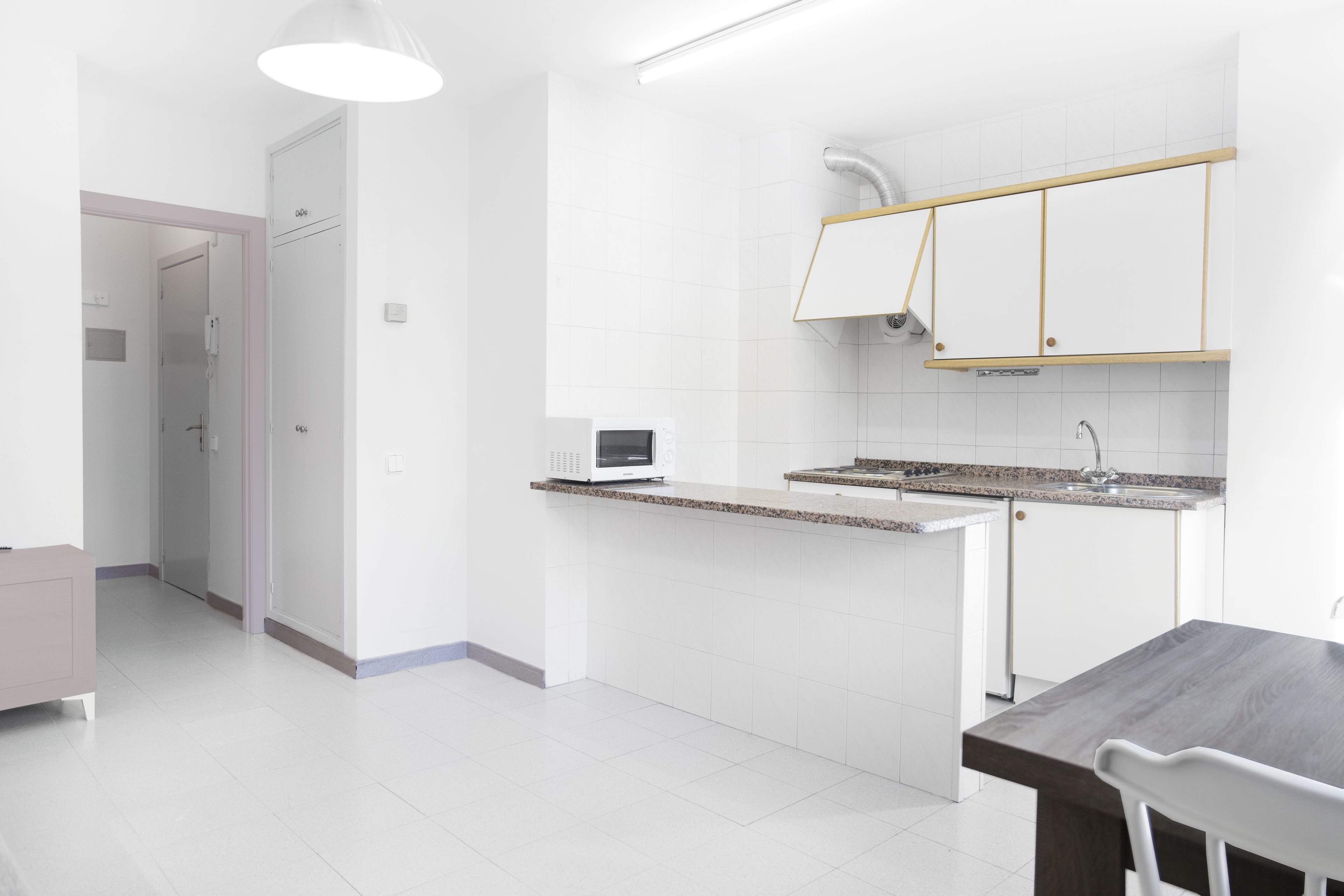 Frigorífico, microondas, placa de cocina y máquina de café espresso