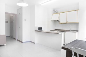 Fridge, microwave, stovetop, espresso maker - Abelletes Apartments (Pas de la Casa)